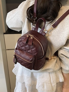 Schicker gesteppter weinroter Mini-Rucksack für Damen mit eleganten Golddetails