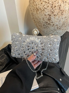 Pochette de soirée élégante en strass argentés avec fermoir perle et bandoulière chaîne