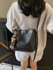 Sac seau minimaliste en cuir noir pour femme avec charmant porte-clés lapin à carreaux