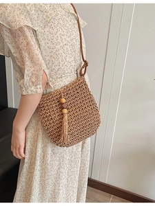 Elegante borsa a tracolla in paglia intrecciata con cinturino in pelle e nappe da donna