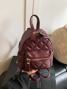 Schicker gesteppter Burgunder Mini-Rucksack für Damen mit goldenen Reißverschlüssen und Rauten
