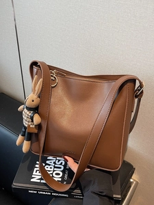 Sac seau vintage en cuir marron avec pendentif lapin et bandoulière longue
