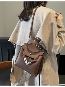 Dunkelbraune Handtasche aus Leder mit Litschi-Muster und Silberverschluss aus Rückansicht