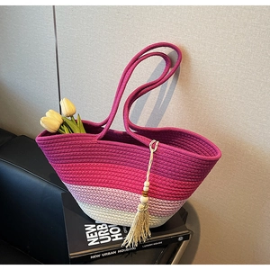 Détail du sac de plage tissé coloré avec dégradé violet et pompon décoratif élégant