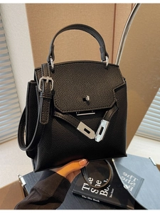 Klassische schwarze Lederhandtasche mit Lychee-Muster, Trapezform und silbernen Beschlägen
