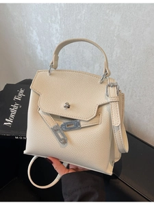 Elegante cremefarbene Kelly-Handtasche aus Leder mit Silberbeschlägen und Trageriemen