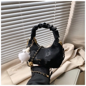Détail du sac hobo noir avec poignée plissée et bandoulière en chaîne dorée