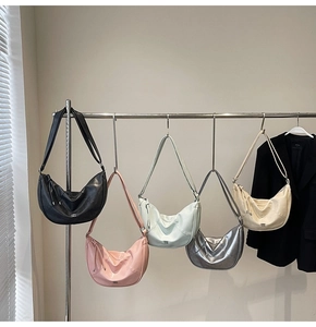 Détail de cinq sacs demi-lune multicolores suspendus avec un style minimaliste élégant