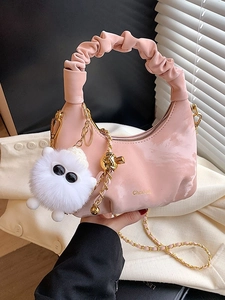 Sac Hobo Plissé pour Femme en Cuir PU Chaîne de Mode Sac Bandoulière Main Dumpling Avec Pendentif en Peluche Style Doux Sac de Niche