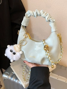 Sac croissant plissé bleu clair avec chaîne dorée et pendentif en peluche mignon