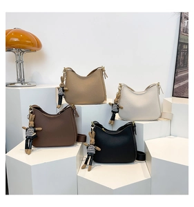 Sacs à bandoulière minimalistes en kaki, blanc, marron et noir avec breloques lapin