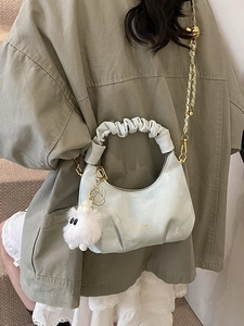 Sac à main bleu clair plissé avec bandoulière dorée et pendentif en peluche