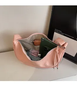 Vue intérieure du sac hobo rose montrant sa grande capacité pour tablette et objets