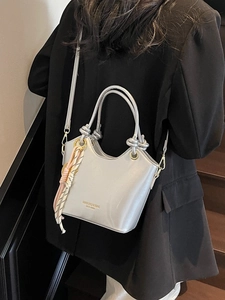 Bolso cubo de cuero encerado plateado con asas superiores y correa ajustable para mujer