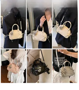 Collage schicker Boston-Taschen mit Schleifen und Herzanhängern in vier vielseitigen Farben