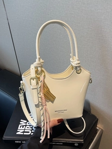 Bolso tipo cubo retro blanco crema en cuero encerado con asa y correa cruzada