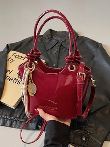 Bolso tipo cubo vintage de cuero encerado burdeos con asa anudada y colgante