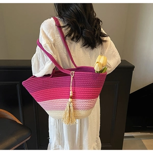 Détail du sac cabas tissé en dégradé coloré avec glands et longues bandoulières