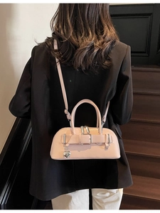 Sac bowling en cuir rose pâle brillant avec breloque cœur et bandoulière réglable
