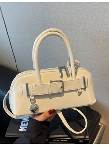Sac bowling chic en cuir verni crème avec détails argentés et breloque en forme de cœur