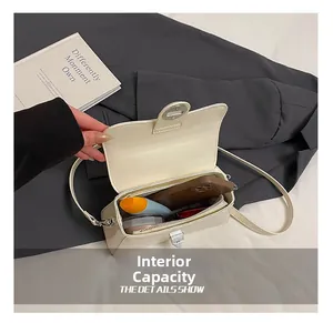 Capacité interne du sac carré en cuir blanc cassé avec maquillage et téléphone