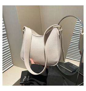 Détail du sac hobo en cuir grainé blanc cassé avec ferrures dorées et bandoulière