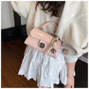 Sac à bandoulière en cuir verni rose avec fermoir rotatif argenté et foulard en soie