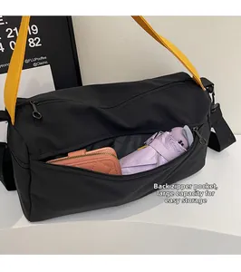 Détail de la grande capacité du sac Boston en toile noire avec rangement dans la poche