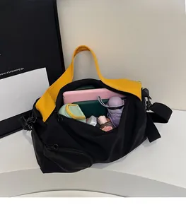 Vue intérieure montrant la grande capacité de rangement de ce sac Boston noir