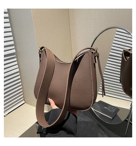 Gros plan du sac porté épaule en cuir marron grainé avec détail de franges chic
