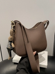 Sac à Épaule en Cuir PU Grainé pour Femmes Avec Pendentif Lapin Sac Seau Bandoulière Minimaliste Sac à Main Quotidien