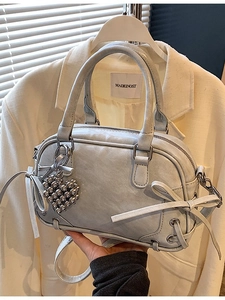 Sac Boston pour Femmes avec Nœud Papillon en Cuir PU de Qualité Sac à Bandoulière avec Pendentif Cœur Sacoche pour Trajet Quotidien