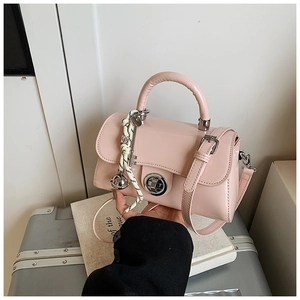 Petit sac en cuir verni rose brillant avec breloque clochette et fermoir rotatif chic