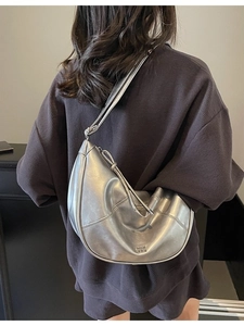 Sac hobo demi-lune argenté métallisé avec bandoulière porté par un mannequin