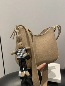 Sac hobo chic en cuir beige avec bandoulière réglable et breloque lapin mignonne