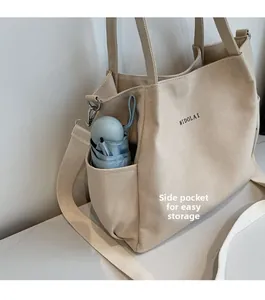 Dettaglio della tasca laterale della borsa in tela con ombrello e tracolla