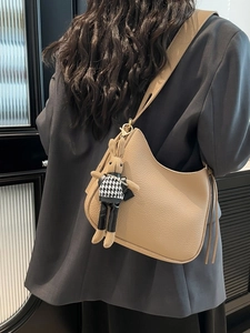 Sac hobo en cuir texturé premium avec détails à franges et accessoire lapin mignon