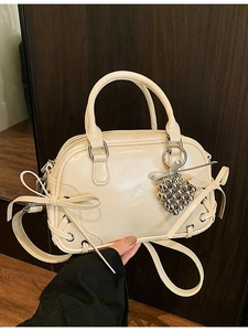 Sac Boston crème chic avec nœud, breloque argentée et bandoulière amovible pour femme