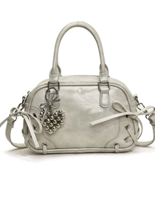 Sac Boston gris clair en cuir vintage avec pendentif coeur en perles et bandoulière