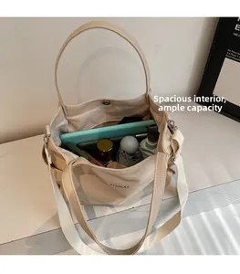 Vista interna della borsa tote in tela beige con grande capacità per oggetti quotidiani
