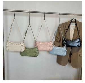 Détail de sacs à bandoulière rivetés colorés avec sangles réglables et boucles en métal