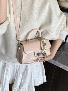 Petit Sac Carré Bandoulière en Cuir Verni à la Mode pour Femmes Avec Pendentif Foulard Serrure Argent Sac à Main Élégant