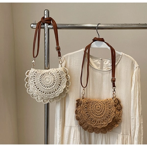 Détail de sacs bandoulière en crochet bohème ajouré en coloris crème et marron clair