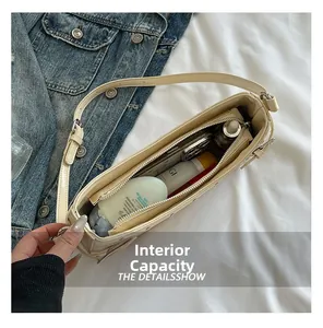 Vue de dessus d'un sac crème montrant la capacité intérieure avec téléphone et cosmétiques