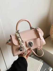 Petit sac à main rose en cuir verni avec boucle métallique et poignée supérieure
