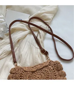 Détail du sac de plage tissé bohème avec bandoulière en cuir PU brun et boucle dorée