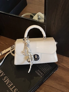Sac bandoulière élégant en cuir verni crème avec fermoir argenté et détail corde