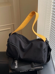 Grand sac Boston en toile noire avec bandoulières jaunes pour voyage et porté croisé décontracté