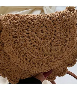 Gros plan du sac bohème marron tissé à la main avec bandoulière en cuir et détails