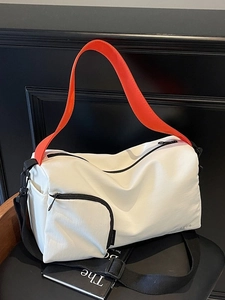 Grand sac Boston en toile avec bandoulière orange vif et sangle noire réglable